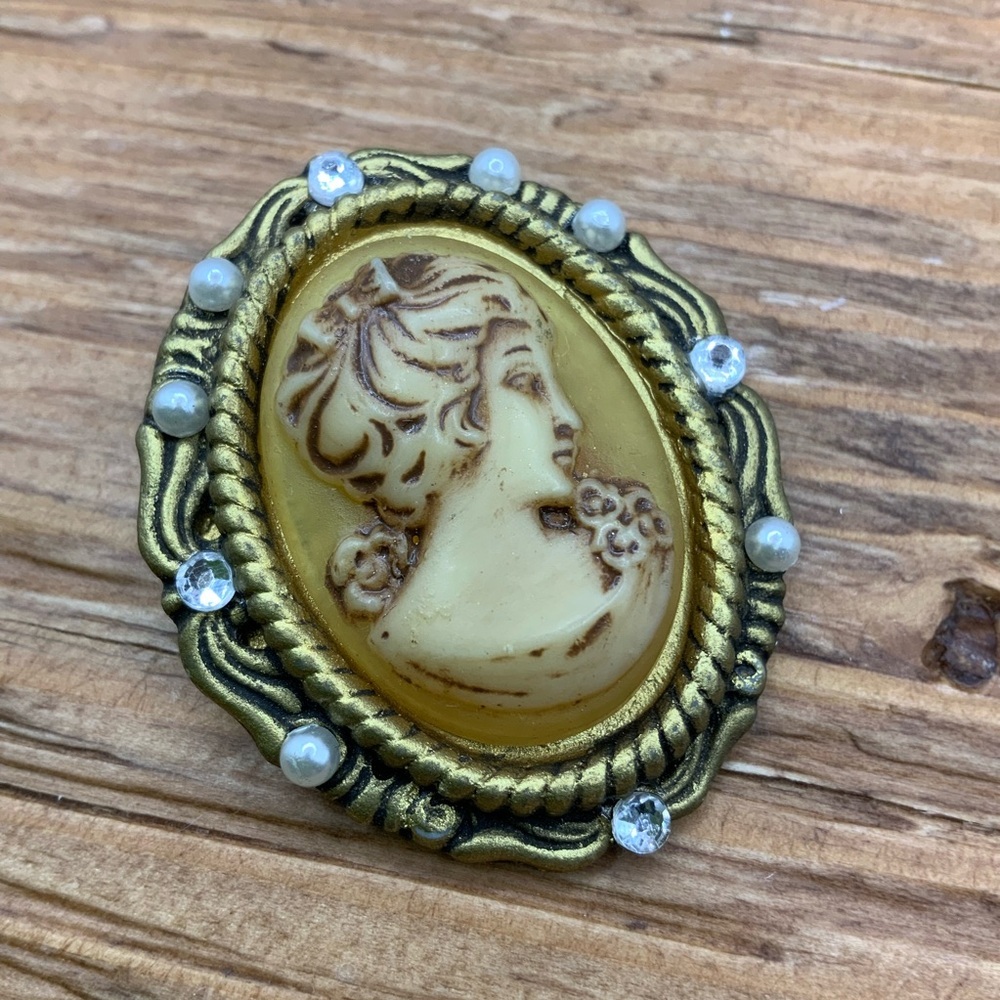 Cameo Vintage Faux Pearl Rhinestone Scalloped Edge Gold Tone Brooch